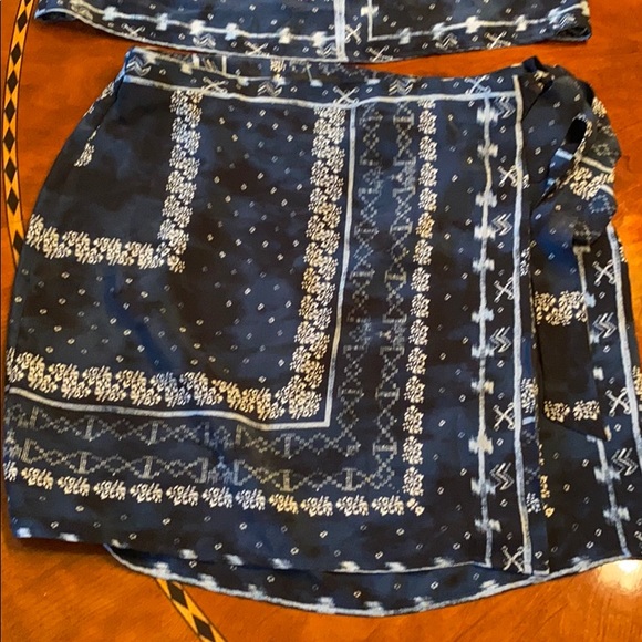 Top and bottoms women’s outfit - Picture 2 of 3